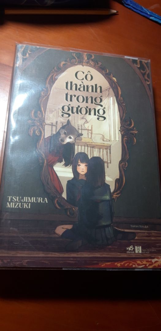 thật sự lâu lắm rồi mình mới đọc được một cuốn sách hay và làm mình bồi hồi đến như vậy! câu chuyện về Kokoro và 6 người bạn khác, tuy hoàn cảnh và khó khăn phải đối mặt là riêng nhưng vẫn có chung một vấn đề về trường học. cách tác giả kể chuyện và xây dựng tình huống khá là tài tình làm mình đọc hoài không muốn dứt luôn! plostwist khá là đỉnh các bạn nhé!! nói chung là Tuyệt vời!