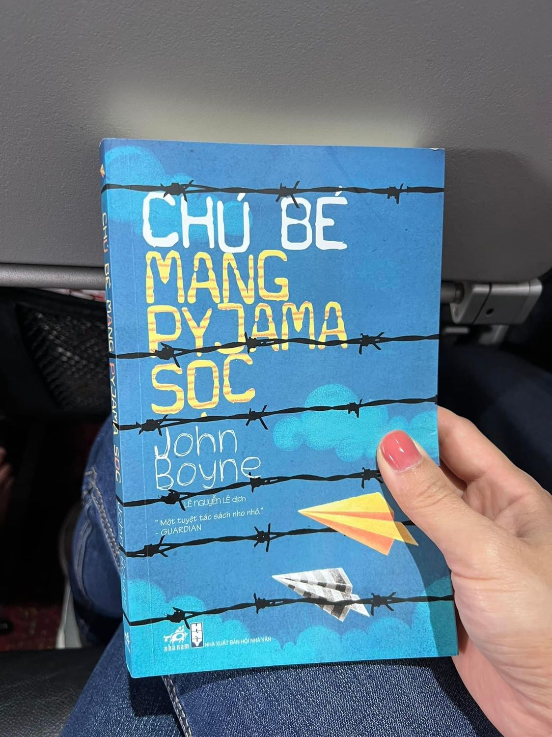 Lẽ ra, tôi đã không nên đọc cuốn sách này. Hay đúng hơn, lẽ ra tôi không nên đọc đến chương cuối. 
Như đã từng cố gắng không đọc những cuốn sách viết về trại tập trung Auschwitz.

Tối qua khi thấy mẹ đọc cuốn sách này, Kiến đã rất tò mò, nó bỏ dở cuốn Chú bé nhút nhát bản tiếng Anh để lấy xem. Tôi không phản đối vì lúc đó, tôi mới chỉ đọc được mấy chương đầu.

Cuồn sách viết về một chú bé Bruno 9 tuổi, hồn nhiên và nhân hậu. Nhưng càng đọc về sau, càng không phải là sách dành cho thiếu nhi. Và khi đọc đến chương cuối, lúc còn đang bay ở lưng chừng trời. Tôi quyết định sẽ không cho Kiến đọc tiếp.

Bởi tôi sẽ không biết sẽ phải trả lời Kiến như thế nào về Chuyến Phiêu Lưu Cuối Cùng của Bruno - con trai một vị tướng chỉ huy trại tập trung Auschwitz của Hitler và người bạn thân nhất đời cậu, chú bé Shmuel người Do Thái gốc Ba Lan, 2 chú bé tầm tuổi của Kiến. Về hành rào dây kẽm gai giữa 2 đứa trẻ.

Và về những góc khuất tăm tối mà chúng ta không dám chắc có thể ập xuống bất cứ lúc nào.

Chú bé mang pyjama sọc, không dành cho những người mong manh, không dành cho các ông bố *** có con nhỏ và cả những người mạnh mẽ, cũng choáng váng, ngộp thở.