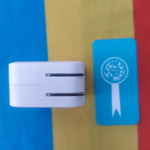 Lần đầu mua hàng Choetech, sau 1 ngày dùng  thì cảm nhận ban đầu của mình sản phẩm khá là ok so với tầm giá, mẫu mã đẹp  chắc chắn, sạc nhanh, chân sạc rất tiên lợi có thể gấp gọn lại, sản phẩm được bảo hành 18 tháng 1 đổi 1 nên cũng yên tâm