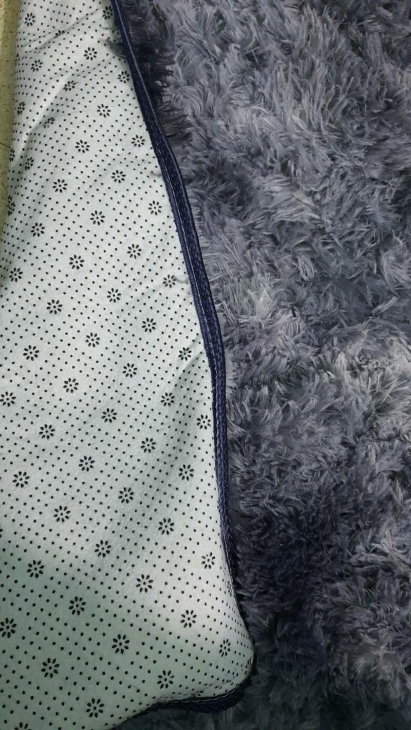 có hơi 1 tí nhưng k đáng kể. hàng đẹp fafy dặn. bô g mềm mềm. k bị hôi. shop giao hàng nhanh. 5 sao nhé