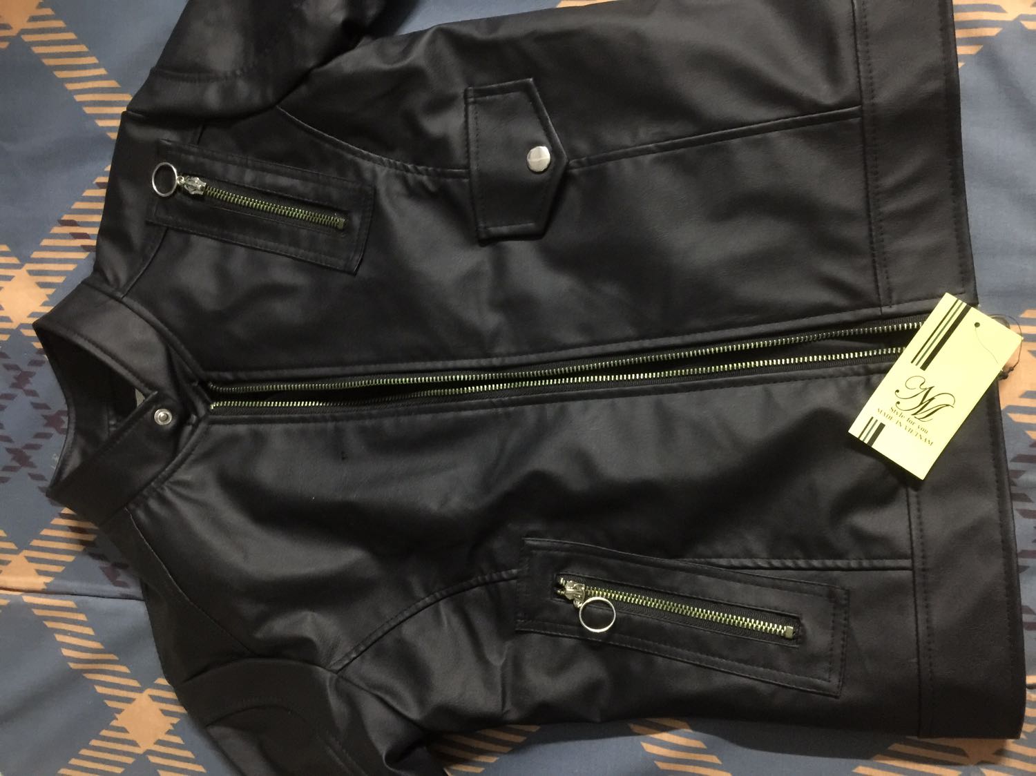 Chất liệu da sấu kém chất lượng , áo rộng phần lưng trật phần tay và thân trước , kiểu áo sấu so với trên hình