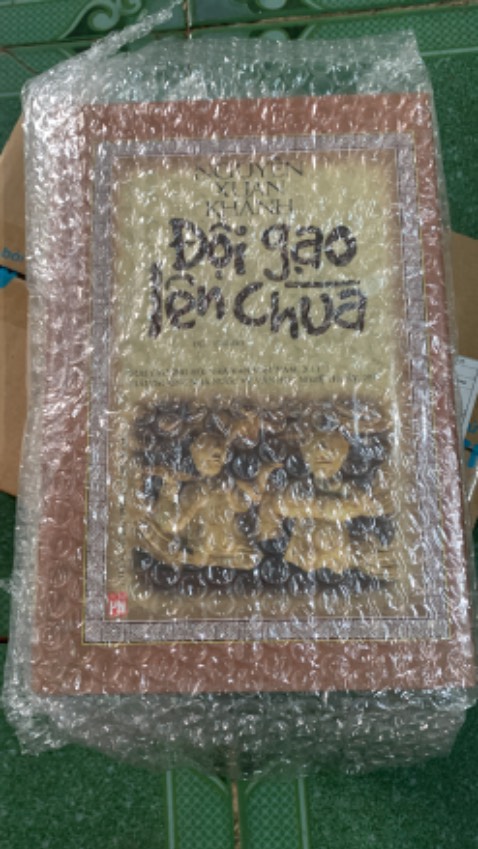 Tiki giờ đóng gói rất chất lượng, độn lót mút đầy đủ, giao hàng lại nhanh nữa. 
Sách mình mua đợt giảm không nhiều mà thích nên mua luôn, sách còn nguyên seal, bìa cứng, khổ to dày.