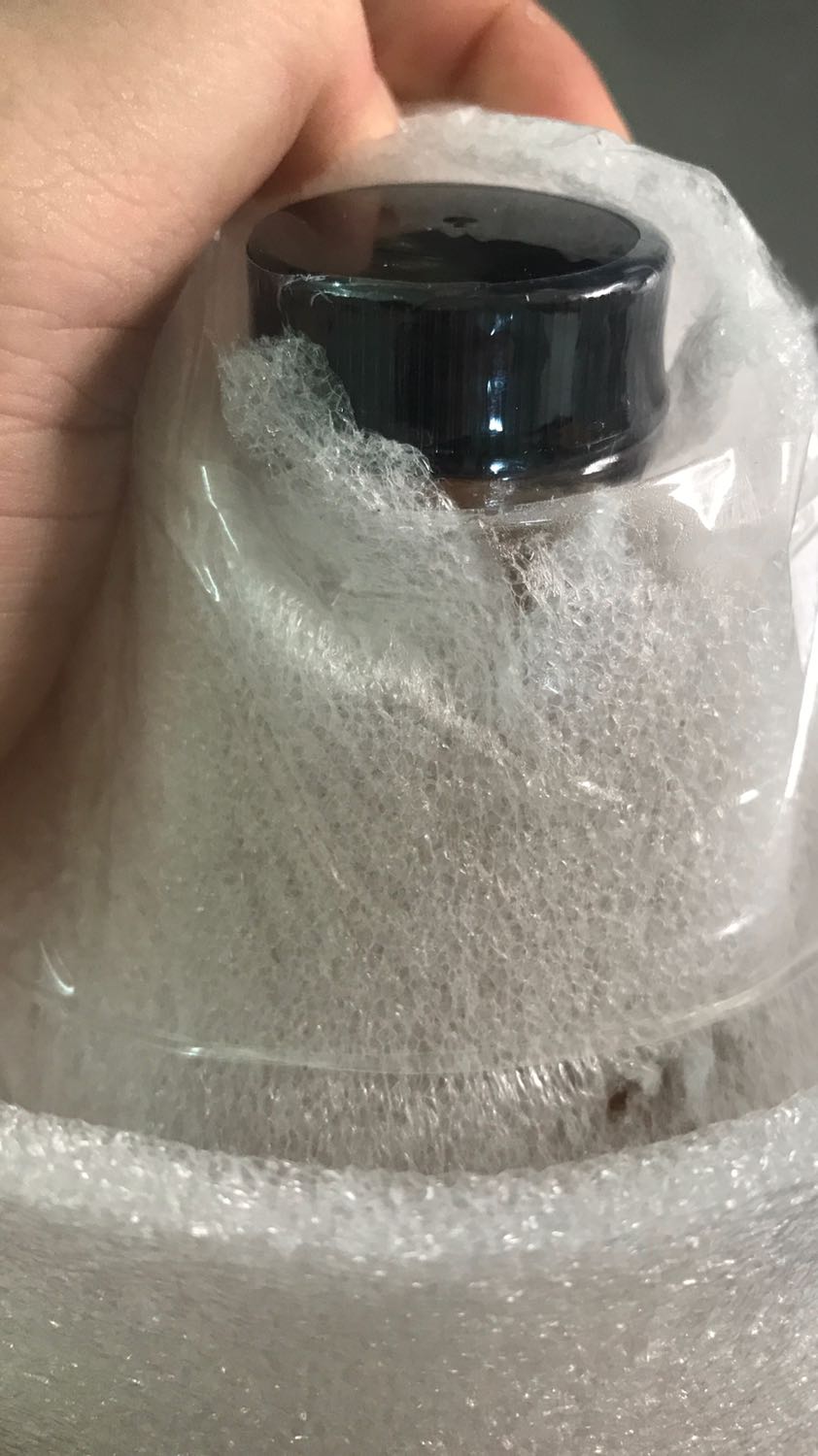 Mình có mua 2 combo giấm táo của shop (4 chai) nhưng sao đợt hàng này seal màn co trên nắp sản phẩm giấm táo không có chữ SEALED FOR YOUR PROTECTION giống như trước đây, mà chỉ là màn co trong trơn mà thôi. Vậy có ổn không hả shop?