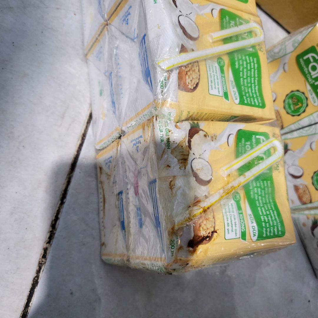 hàng giao thì lâu. thùng sữa thì k bk bị gì dính tùm lum thấy ghê. phải bỏ quá trời hộp. cái gì rích quá trời lại đen nâu . trong thùng thì bấy nhày ghê quá. bán hàng k có tâm . cái thùng bị lũng lỗ . sữa thì có hộp k còn 1mieng trong hộp. màu gì nâu nâu dính trong hộp quá trời thấy ghê . tệ quá