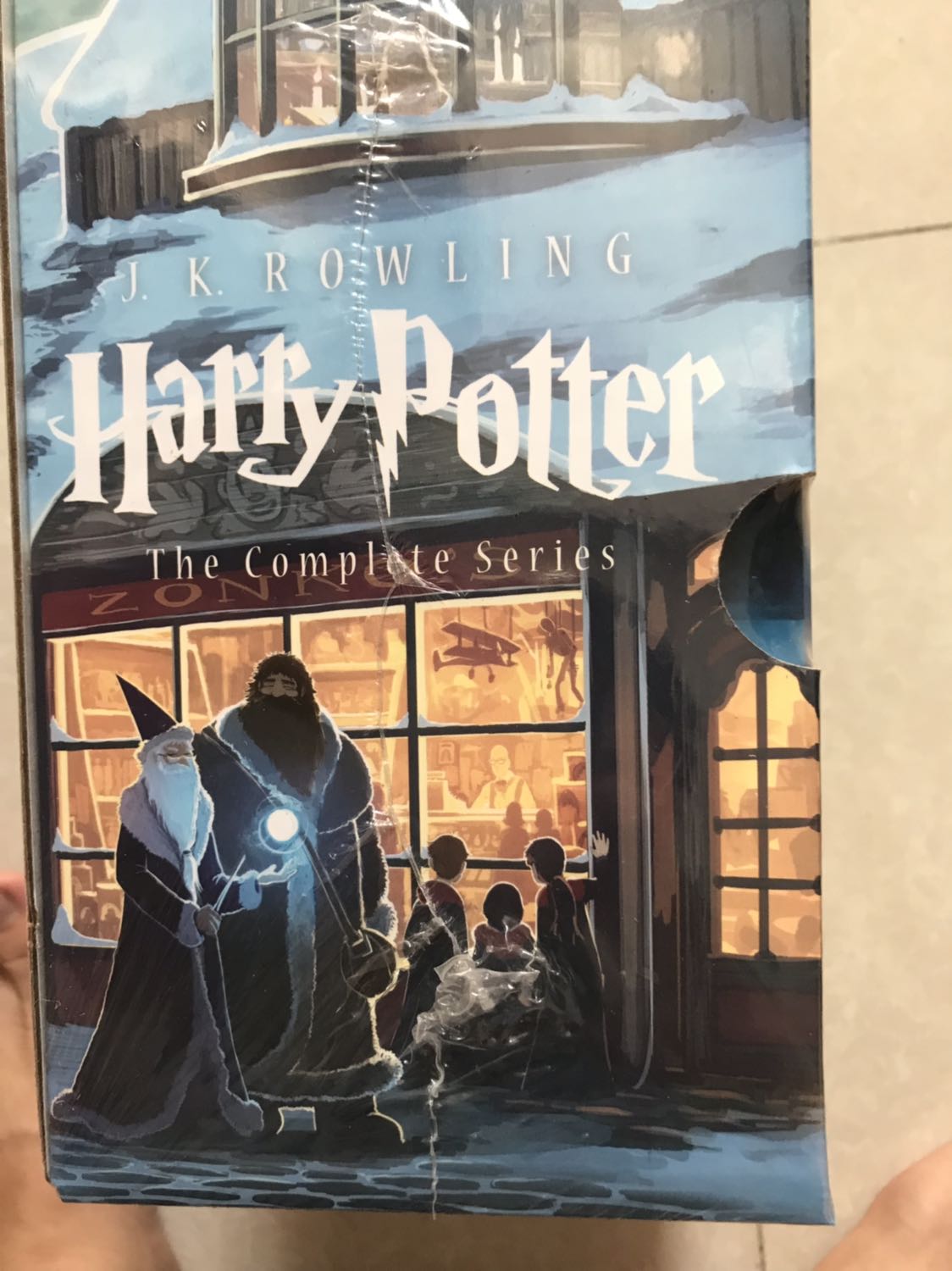 Nhờ đợt sale 9/9 thêm dịch vụ của zalopay mà mình mua bộ này hết có 516k, tiki giao hàng quá nhanh, chưa tới 2 tiếng là có rồi. Sách đẹp, giấy trắng, box tuy ko đẹp như bộ kia nhưng với mức giá vậy là ok lắm rồi