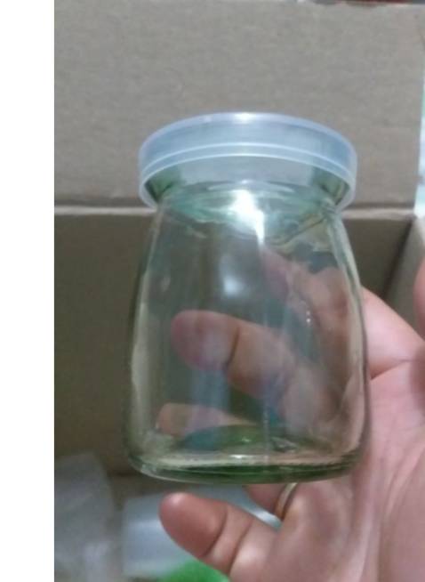 Sản phẩm màu thủy tinh hơi xanh, không trong suốt giống như hình mô tả.