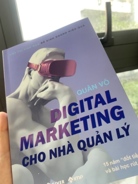 Quyển sách về DIGITAL MARKETING nhưng cực kì dễ hiểu, dễ áp dụng, không có thuật ngữ, không có các chỉ số kỹ thuật rối rắm. Đọc rất cuốn, ai đang gặp khó khăn trong khâu Marketing nên đọc 1 lần - à không, nên đọc nhiều lầnn

Tiki giao sách rất nhanh, gói cẩn thận. Bìa sách rất độc đáo, hiệu ứng 3D rất bắt mắt. Nội dung hay