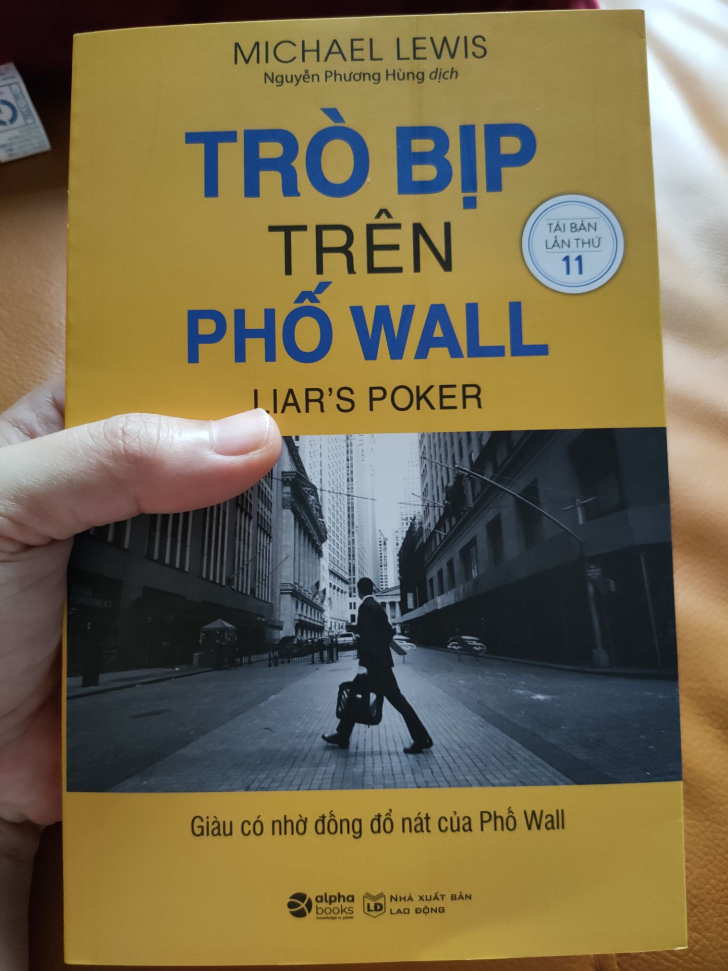 Khổ sách 13*20.5 cm, dày gần 500 trang, cầm vừa tay.