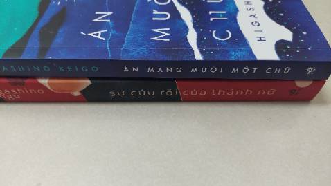 “ Một là tất cả mọi người sẽ chết. Không đến mức tàn khốc như trong tiểu thuyết của Agatha Christie, nhưng sau cùng sẽ không một ai sống sót cả “.
Mấy dòng thể hiện suy ngẫm của nhân vật chính, nữ nhà văn trinh thám, thêm một lần cho thấy (điều mà tôi thấy phần nào ở Phía sau nghi can X) mô típ trinh thám của Keigo ít nhiều chịu ảnh hưởng của nữ văn sĩ Anh. Trong câu chuyện này là chuỗi các án mạng liên tiếp, hợp tác tập thể trong ngụy tạo chứng cứ ngoại phạm, hay khám phá chân tướng thông qua suy luận từ việc kết nối những mảnh ghép puzzle nhỏ bé.