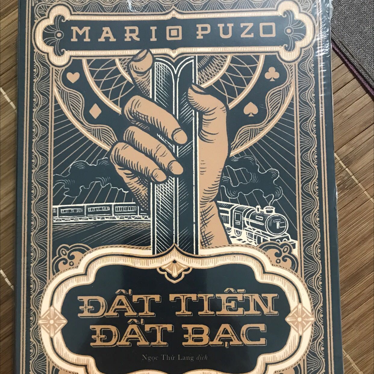 Đọc để hiểu hơn Bố già như lời giới thiệu của sách. Đã đánh giá 4* cho bề ngoài của sách, nhưng khi mở ra đọc thì k thấy hài lòng cả về nội dung lẫn hình thức. Khổ sách lớn nhưng chữ thì nhỏ, phần lề quá rộng. So với các cuốn khác, văn phong dịch của cuốn này làm mất "chất" Mario Puzo rất nhiều.