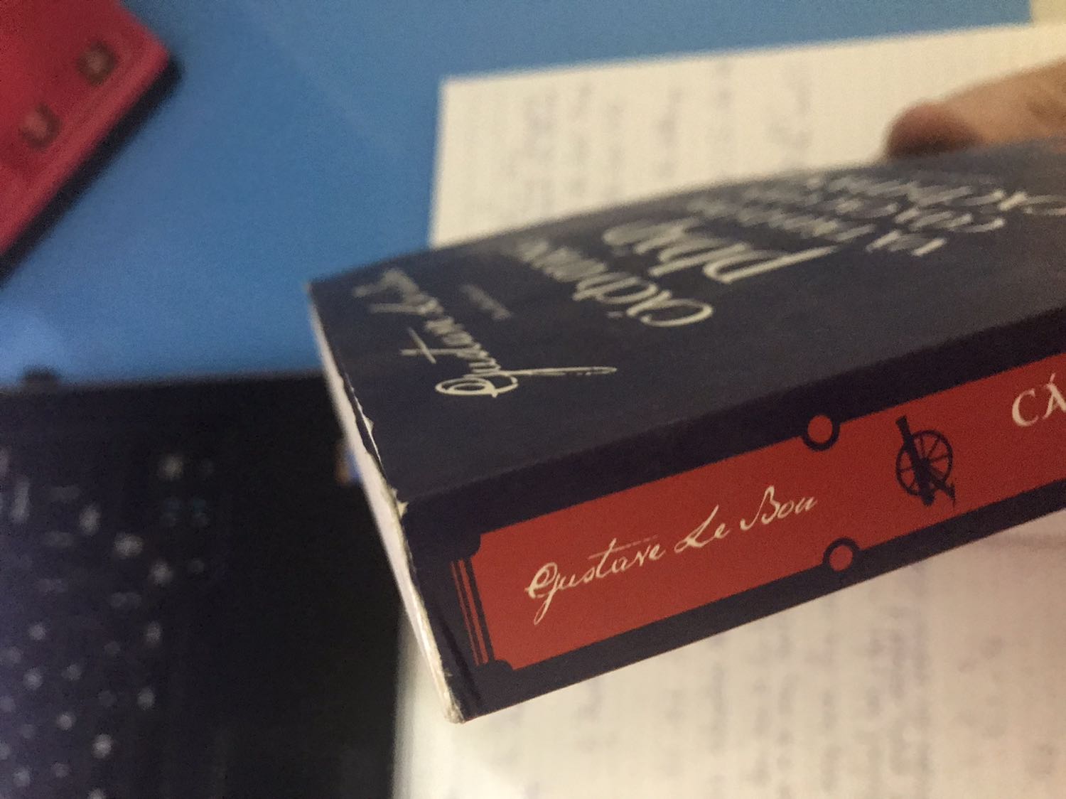 Có vẻ shop giao mình sách cũ đúng không? Giấy thì bị mốc, bìa bị rách một số chỗ nhỏ, hàng giao đến thì hộp lỏng lẻo?