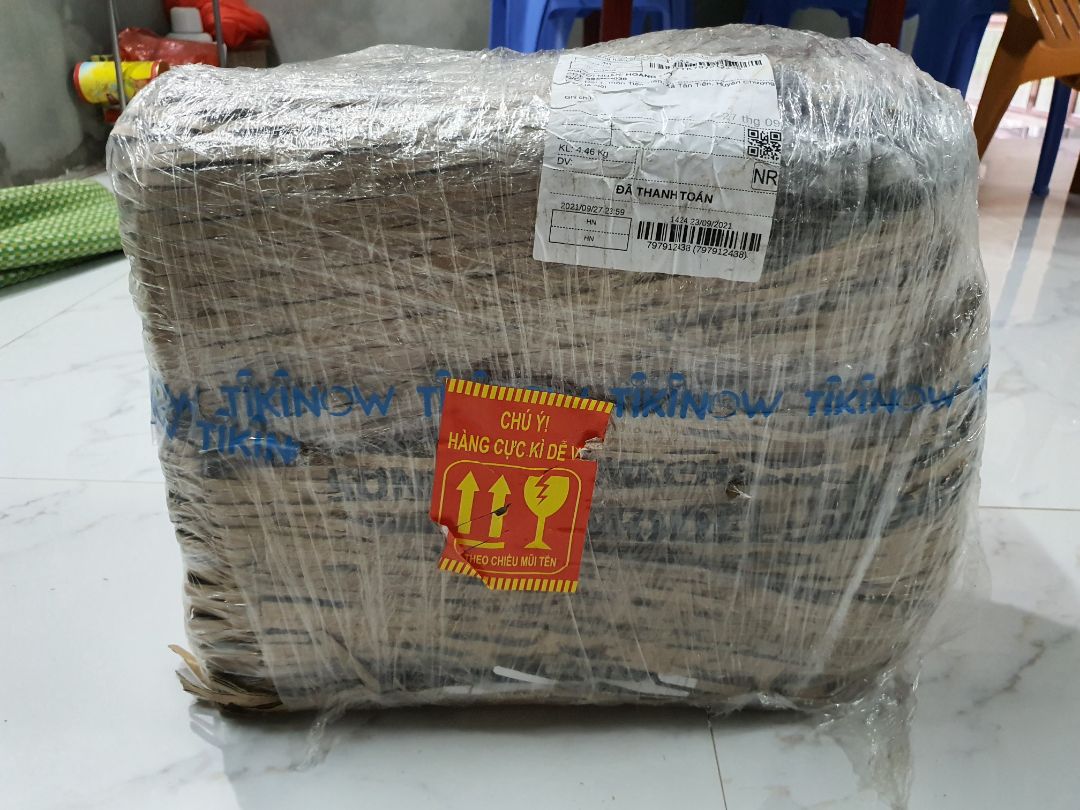 Tiki giao hàng nhanh, bọc hàng cẩn thận, hàng mới đẹp sạch sẽ. Mình đã tự kích hoạt được bảo hành điện tử chính hãng. Máy xay và cối xay chất liệu thủy tinh và inox dày dặn, sáng đẹp, chạy tốt, vận hành an toàn do phải xoay đúng khớp khóa và để nút vặn ở OFF trước khi khởi động thì máy mới chạy được. Các bộ phận nhỏ của cối xay đều tháo ra được rất tiện vệ sinh sạch sẽ. Trước khi mua thấy cối xay phụ bằng inox định tận dụng để xay thịt nhưng hóa ra nhà sản xuất khuyến cáo cối này chỉ xay hạt khô, và dao xay của cối phụ là loại bản dày và không mài sắc lẹm như dao cối to nên cũng ko xay được thịt. Nhưng dù sao công dụng chính của máy là xay sinh tố nên mình cho 5 sao về hình thức và công năng, mua được đúng đợt có mã sale còn 1.291k khá hài lòng 😄