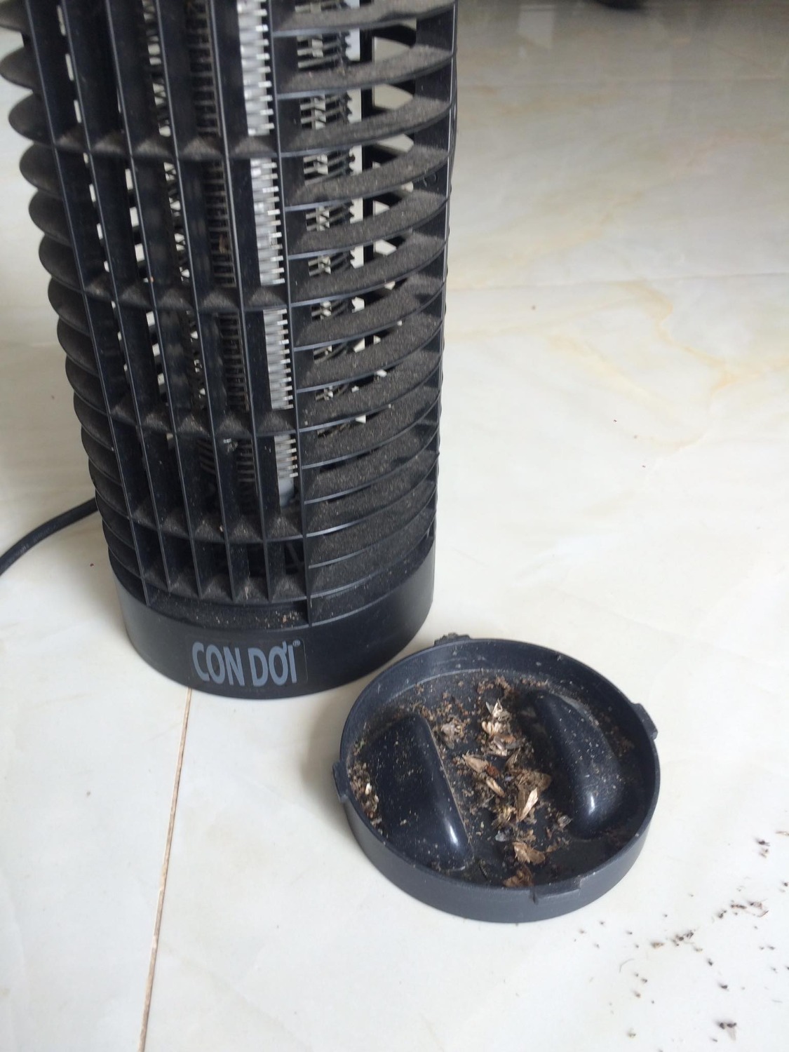 Cái kho chứa đồ nhiều muỗi lắm mà không biết làm sao,mình mua về treo cao 1,2 mét tắt hết điện, để mình cái đèn ở trỏng 3 ngày, sao mình lấy ra, trời bất ngờ thiệt luôn chớ, bữa đầu nó nổ liên hồi ngày sau nổ giảm đi bớt. 3 ngày mình mở ra thu hoạch nhiều thật., này là nhiều con nó quéo đi rồi chớ chắc nó hk quéo thì đẩy nắp, nay mang ra cho cá nhâm nhi.