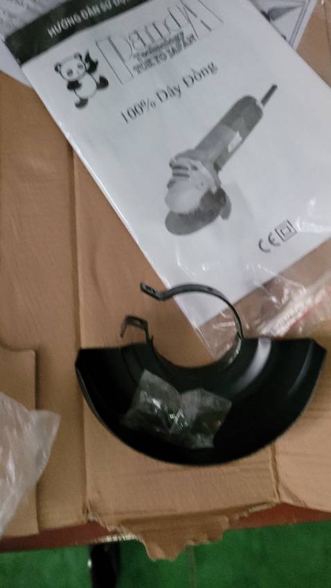 giao hàng nhanh, máy chạy tốt, sử dụng mới biết. lưỡi cắt bị gãy công, shipper bảo anh đi mua lưỡi khác, thiếu trách nhiệm