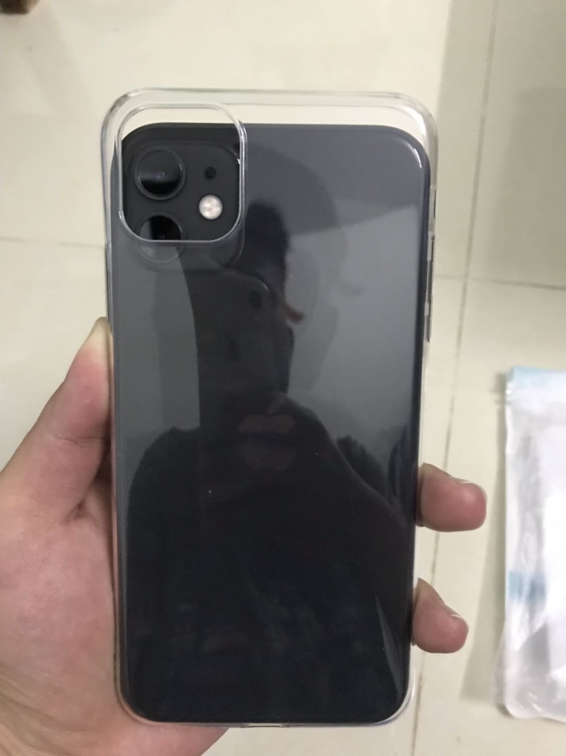 Mình nhận hàng vào lúc 2h chiều hôm nay, nhưng bận việc nên đến tối mới mở hàng ra thử. Mình đặt mua ốp lưng iphone 11 nhưng lại nhận một cái ốp to hơn, không biết là của loại iphone nào. Rất háo hức khui hàng nhưng kết quả lại thất vọng. Đề nghị shop liên hệ mình sớm để hướng dẫn mình đổi lại đúng chiếc ốp lưng mình đã đặt nhé !