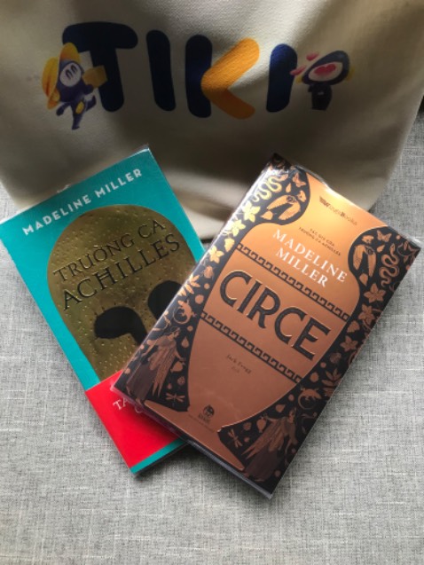 Sách mới, bọc sách đẹp, tiki giao nhanh mà còn được miễn phí ship. Nói chung là rất hài lòng.
Sách thiết đẹp, dày dặn, cầm rất thích. Nội dung rất cuốn.