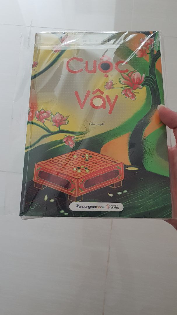 Nhà bán bọc gói kĩ càng, sản phẩm khi đến tay mình còn mới nguyên trong bọc nilon, không bụi bẩn, móp góc. Tuy nhiên, sản phẩm khá mỏng so với tưởng tượng của mình khi nhìn giá bìa, được cái bù lại là bìa cứng.
Đợt này mình đang đọc khá nhiều tư liệu về thời Trịnh - Nguyễn phân tranh, hy vọng đây cũng là 1 cuốn tiểu thuyết lịch sử hấp dẫn như các review trước có nói.