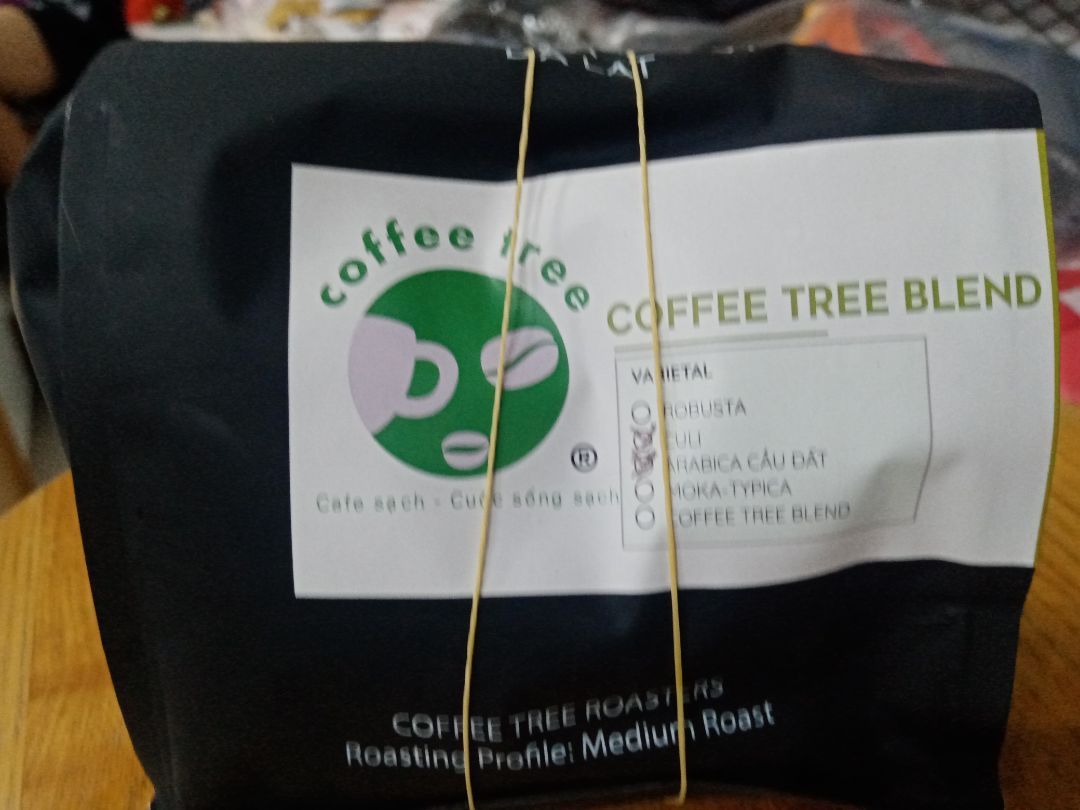 Mình đang uống gói cà phê trong hình này. Cà phê xay hạt mịn, rất thơm, ít đắng. Từ ngày biết thưởng thức cà phê đến nay mình chỉ uống cà phê đen đá ít đường. Mình đã kinh qua rất nhiều thương hiệu cà phê với hầu hết các dòng khác nhau.
Mình thấy cà phê hiệu này ngon nên mua. Mình đang uống gói cà phê trong hình này. Cà phê xay hạt mịn, rất thơm, ít đắng. Từ ngày biết thưởng thức cà phê đến nay mình chỉ uống cà phê đen đá ít đường. Mình đã kinh qua rất nhiều thương hiệu cà phê với hầu hết các dòng khác nhau.
Mình thấy cà phê hiệu này ngon nên mua.