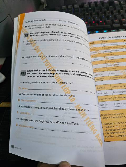 Sao sách bán mà in watermark nhìn khó chịu vậy , mới thấy lần đầu lun