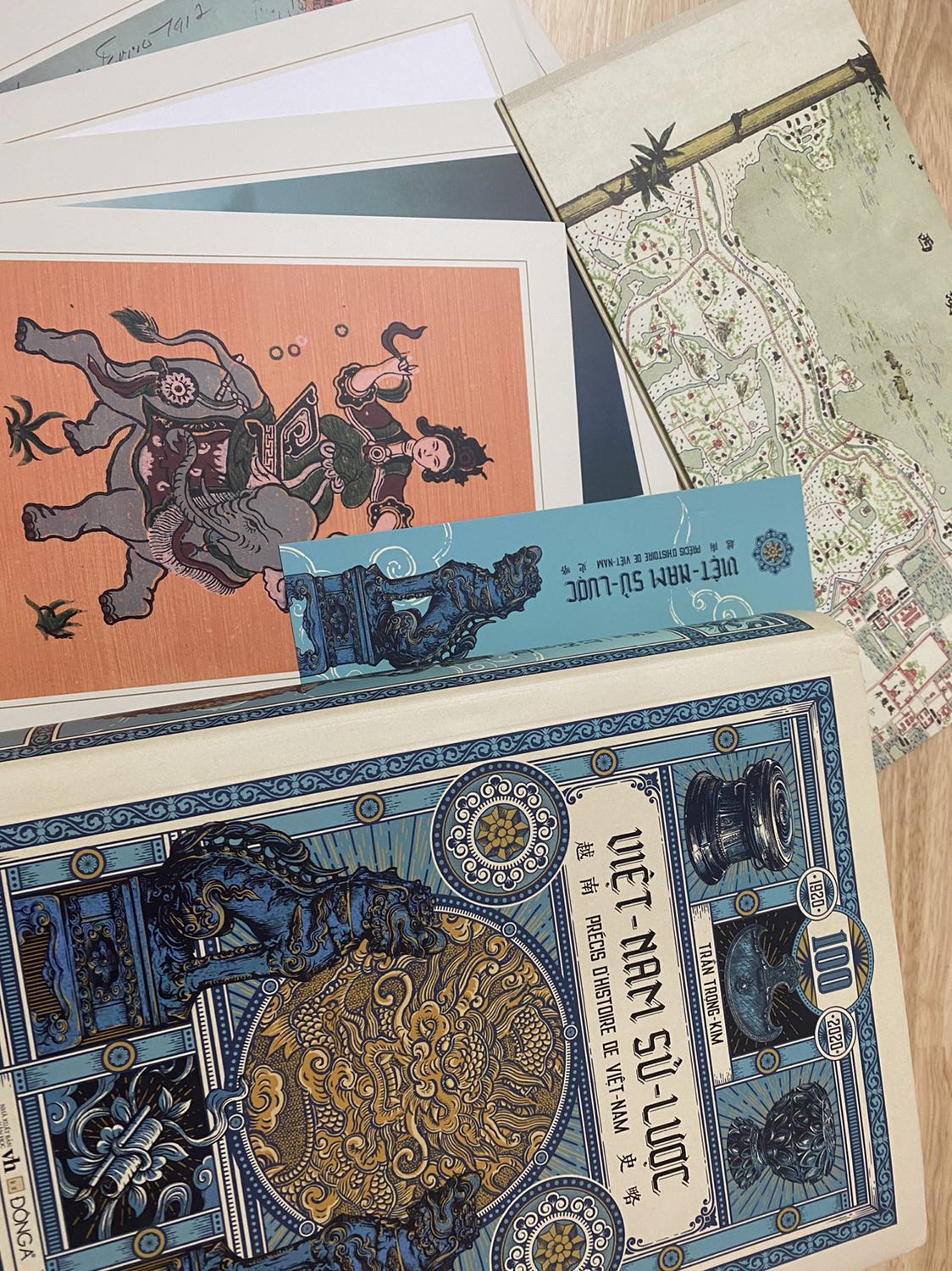 Xịn quá xịnnn 🤩🤩
Sách bìa cứng dày nặng nhg quá chất lượng đáng đồng tiền bát gạoo