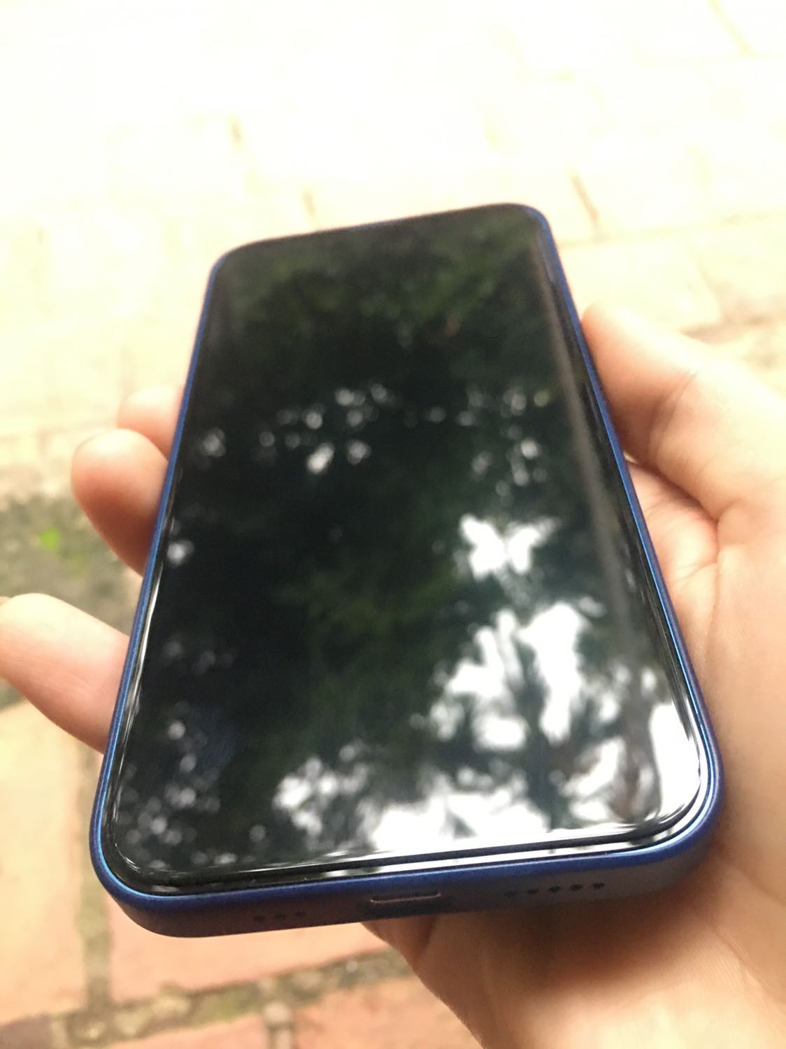 Chất lượng kính tốt , dán lên nhìn như không dán