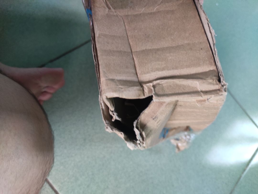 đã mua nhiều đơn dạo nạo này tiki giao hàng, đơn hàng móp méo, mặc dù đã lót thêm giấy nhưng vẫn k thể bảo vệ tốt cuốn sách, mua sách về để tặng cho bạn mà đã bị bong hết bìa gáy luôn rồi, xin đổi lại hàng ạ