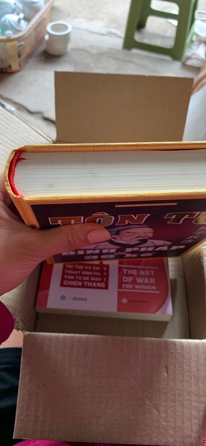 Bìa sách hơi bị bụi bẩn, có vết trầy xước, như là sách cũ hoặc sách bị để lâu ngày trong kho. 
Giấy in khá ok, chữ rõ nét. 
Mình vừa nhận được hàng, chưa đọc nên chưa rõ nội dung cách viết như nào.