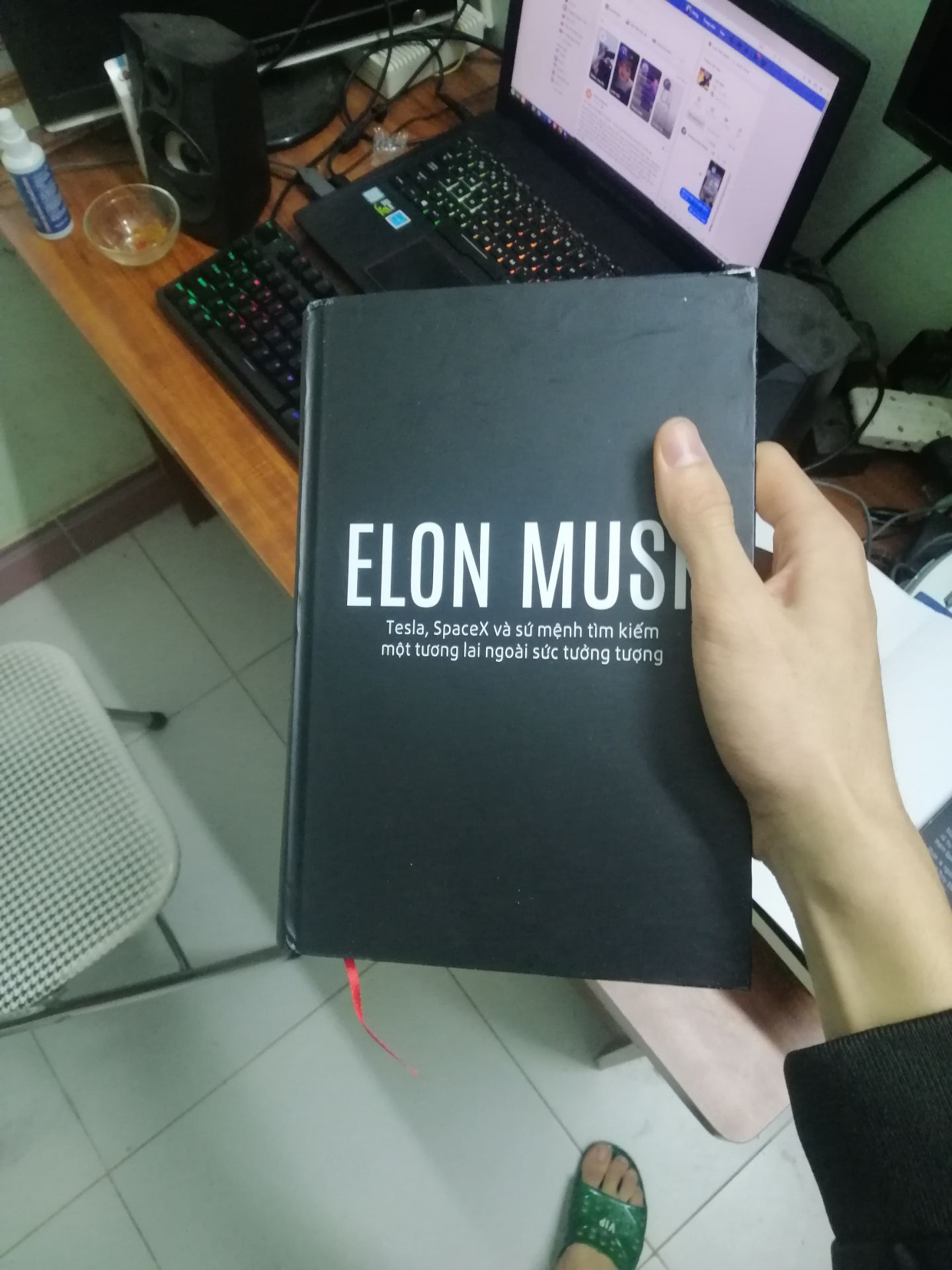 Nhận hàng xg chán thật sự chưa đọc nội dung nhưng nhìn riêng về khoản bìa đã không chấp nhận dc rồi