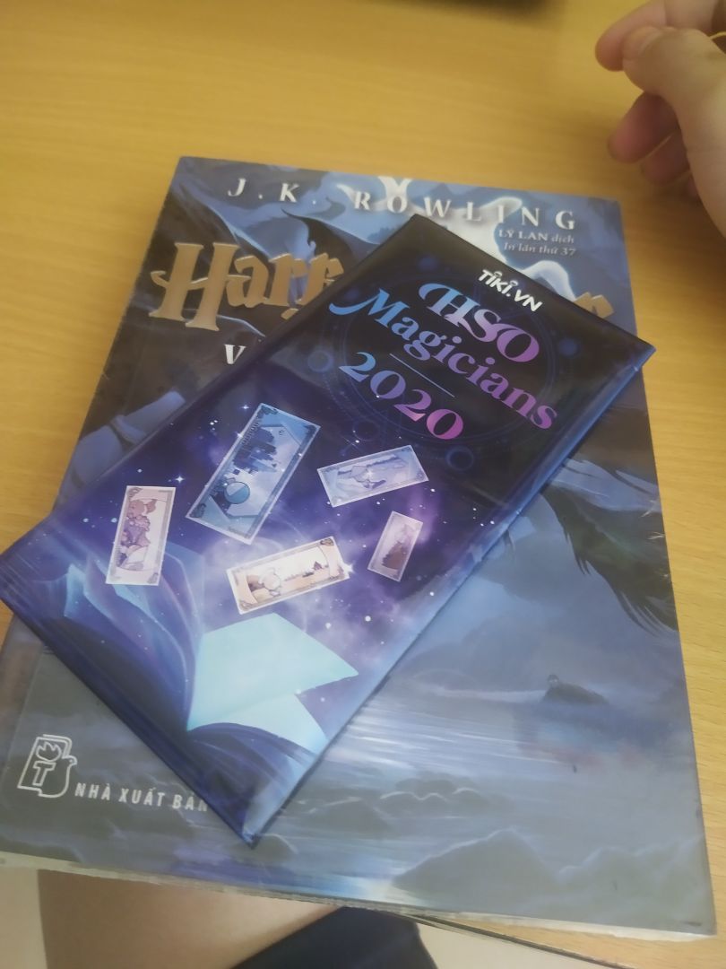 mặc dù tập này sale ít nhưng thật sự mình ko đợi được nữa rồi . Và đây em nó . về dịch vụ vận chuyển và chăm sóc khách hàng thì mình cho tiki 4,8 sao . Còn về sách và nội dung sách   , thì đố các bạn biết mấy sao .....haha 5sao cmnr  hay v luôn mọi người ơi