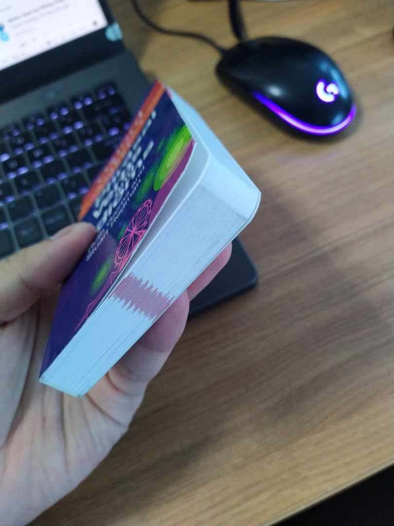 Khi mình mới nhận sách mình tưởng tiki giao cho mình sách cũ. Sách bẩn ở các góc và có các vết như bị rơi hoặc dẫm đạp lên. 
Mình có tạo lệnh thu hồi để đổi sản phẩm mới tuy nhiên sản phẩm mình nhận lại lần 2 vẫn là quyển cũ và được lau đi mờ các vết bẩn.
Mình đã phải tạo đơn để trả sản phẩm lần nữa. 
Vì đây là cuốn mình mua để làm quà tặng nên mình hy vọng đây là một quyển sách mới và ko có lỗi vặt.
Lần đầu mình mua sách ở tiki mà gặp phải tình trạng như này. Trước đó mua sản phẩm của tiki mình chưa bao giờ thất vọng nhưng lần này lại khác thực sự làm mình mất rất nhiều thời gian.