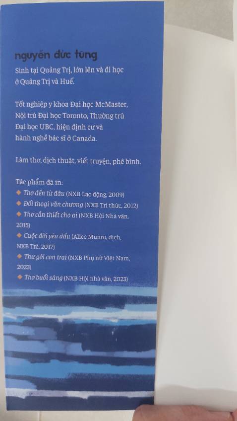 “ Chúng nói về tất cả mọi thứ trừ chính câu chuyện ấy, thế là anh viết một cách cẩu thả, không có kỷ luật, trên những tờ giấy rời, trên bất cứ tờ giấy nào anh thấy được, vứt chúng khắp nơi, anh không bao giờ có thể viết một mạch, tất cả những dòng ghi chú ấy đều là những mảnh đứt gãy, nối liên với nhau bởi một sợi dây vô hình, sự tưởng tượng, niềm hối hận, nỗi phản kháng vô hình đối với số phận, dù viết về đề tài nào thì cuối cùng anh cũng lần ra ở những rải rác ấy mạch ngầm của câu chuyện cũ..” 
Trích từ tác phầm
Khác với nhiều tiểu thuyết thường có bố cục, nội dung cốt truyện  rõ ràng, “Thuyền” là những ghi chép của tác giả dựa trên những hồi tưởng từ quá khứ xen lẫn với những cảm xúc hiện tại.   Tác phẩm là tập hợp các mảnh ký ức rời rac, nhiều chỗ lộn xộn đan xe giữa hiện thực và hư ảo. Mô típ của Thuyền có lẽ khá giống với “ Nỗi buồn chiến tranh “ của Bảo Ninh hay gần đây là “Bản chất của người“ của Han Kang. Thuyền do vậy khá kén người đọc, nó có thể hấp dẫn giới phê bình với nhiều nội dung giàu triết lý nhân sinh cùng những thủ pháp nghệ thuật khá mới mẻ, nhưng với người đọc bình dân tò mò về những sự kiện lịch sử sống động, ngõ hầu muốn chia sẻ cảm xúc về những câu chuyện bi thương thì có lẽ nó chưa đạt được như kỳ vọng.