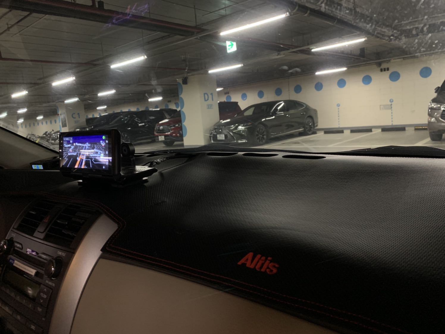 Sản phẩm được bọc kỹ. Miếng phủ vừa in taplo của xe mình :). Có miếng phủ này mình sẽ không sợ trời đi nắng mà ánh sáng hắt lại vào kính trước nữa.