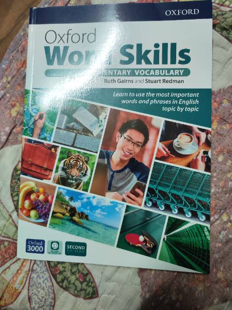 Sách học từ vựng hay lắm nha mn. Sách toàn chữ tiếng Anh nên phù hợp với bạn nào đã có vốn từ  cơ bản sẵn rồi học nha. Nhưng nếu chịu khó dùng từ điển Anh - Việt dịch ra cũng ok cho mấy bạn mất gốc