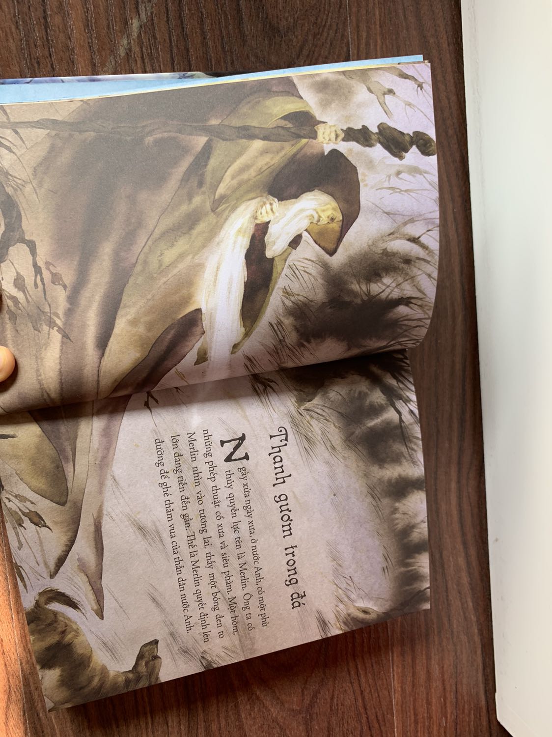 Truyện dầy dặn, in giấy đẹp nhưng quyển này nội dung ít hình minh hoạ nên phù hợp với những bạn lớn. Bạn nào còn bé thì chắc không thích lắm. Bố mẹ đọc cũng mệt.