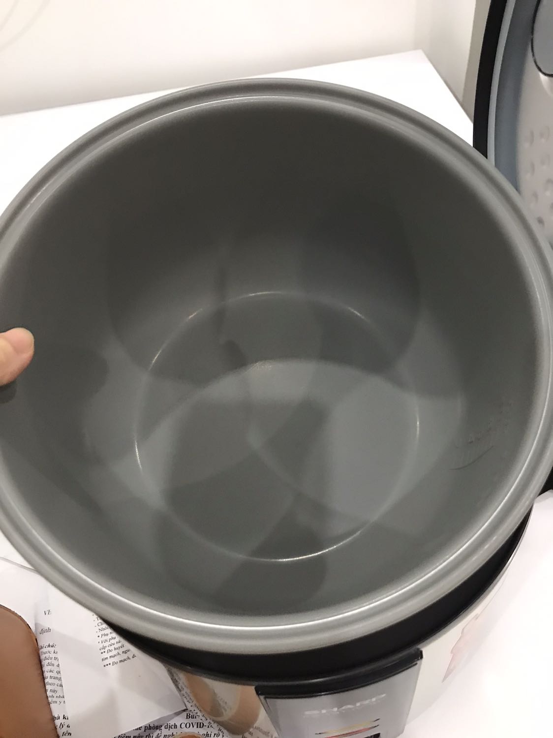 Hài lòng. Nồi to. Hơi nước thoát lên nắp nồi ko bị đọng trong nồi cơm. Dùng lâu thì mới biết độ bền nhưng hy vọng sharp đã là thương hiệu thì nồi sẽ tốt bền.