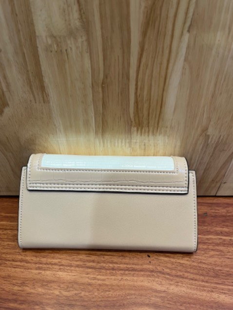 Ta nói mua con ví mà ưng gì đâu á vừa cầm vừa mang nhỏ gọn xinh xắn mấy bà nên mua cái đi nha tiện lắm nha mẫu đẹp shop giao hàng nhanh nữa