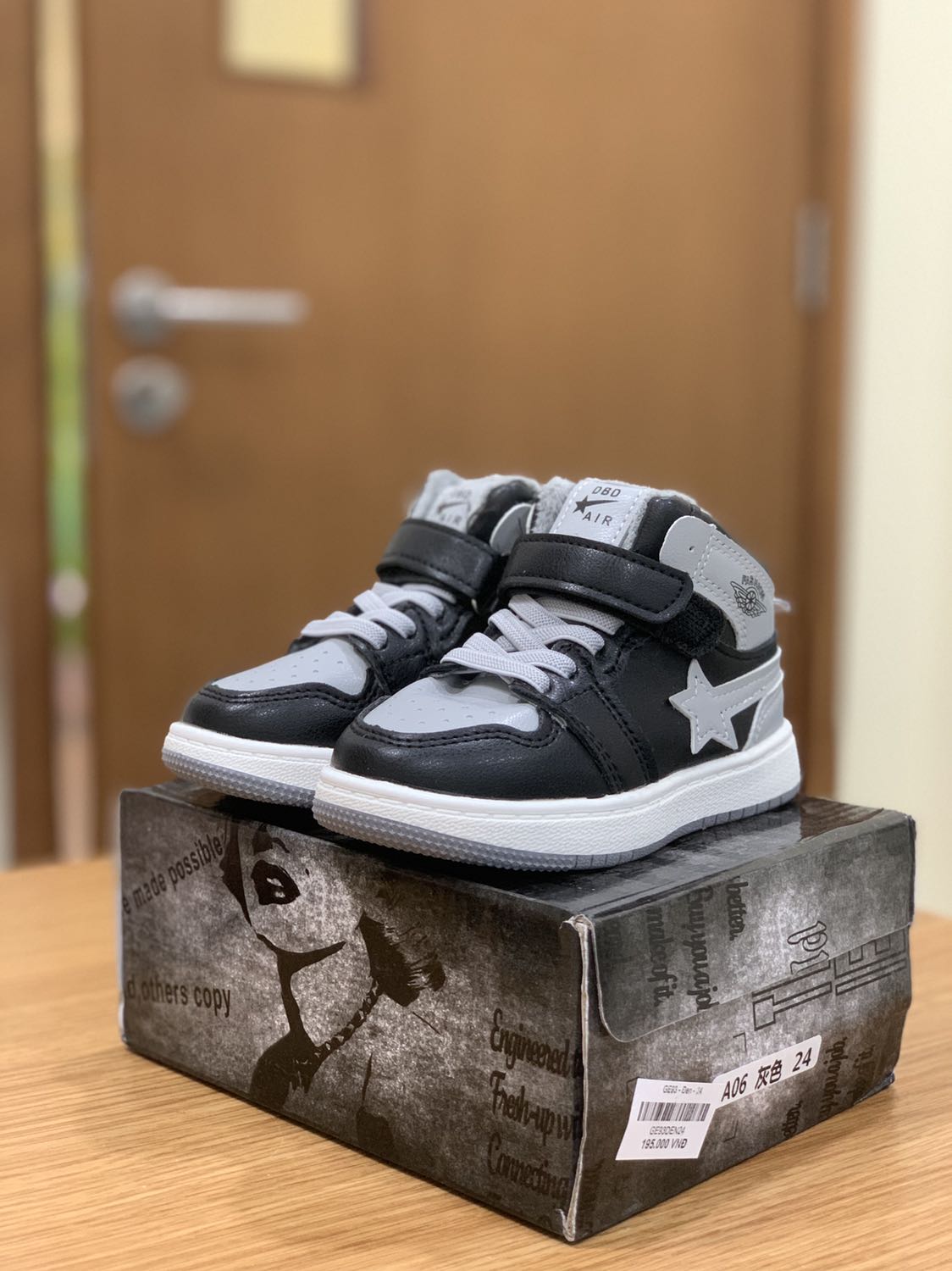 Giầy quá đẹp 
Chắc chắn
Sịn sò
Rất nên mua các mẹ ạ
Vì giầy có lót lông nên các mẹ mua tăng 1 size nhé