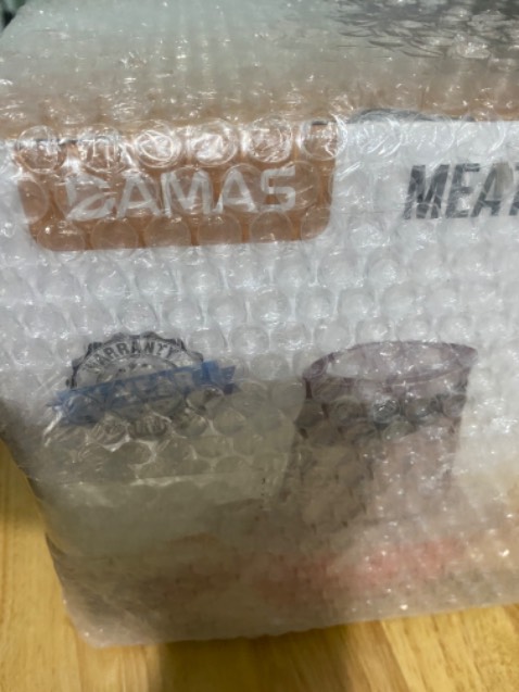 Ấn tượng đầu tiên khi nhận hàng là mình thấy đóng gói chắc chắn, hộp sản phẩm đẹp, có hướng dẫn sử dụng tiếng việt rõ ràng, chi tiết máy hoàn thiện cao, thân máy làm bằng inox nên mình rất ưng cái bụng. Nói chung mua để làm quà tặng cho người thân mình thấy cũng rất hợp lý. Còn xét về sản phẩm thì cối xay bằng thuỷ tinh có dung tích 2,2 lít rất phù hợp với nhu cầu của gia đình mình, ngoài ra còn có 2 chế độ xay rất tiện lợi. Máy chạy khá êm, đặc biệt là ko bị phụt khói như con máy cũ mình đã mua trước đó nên rất thích luôn. Đúng là tiền nào của đấy, rất đáng đồng tiền bát gạo nha.