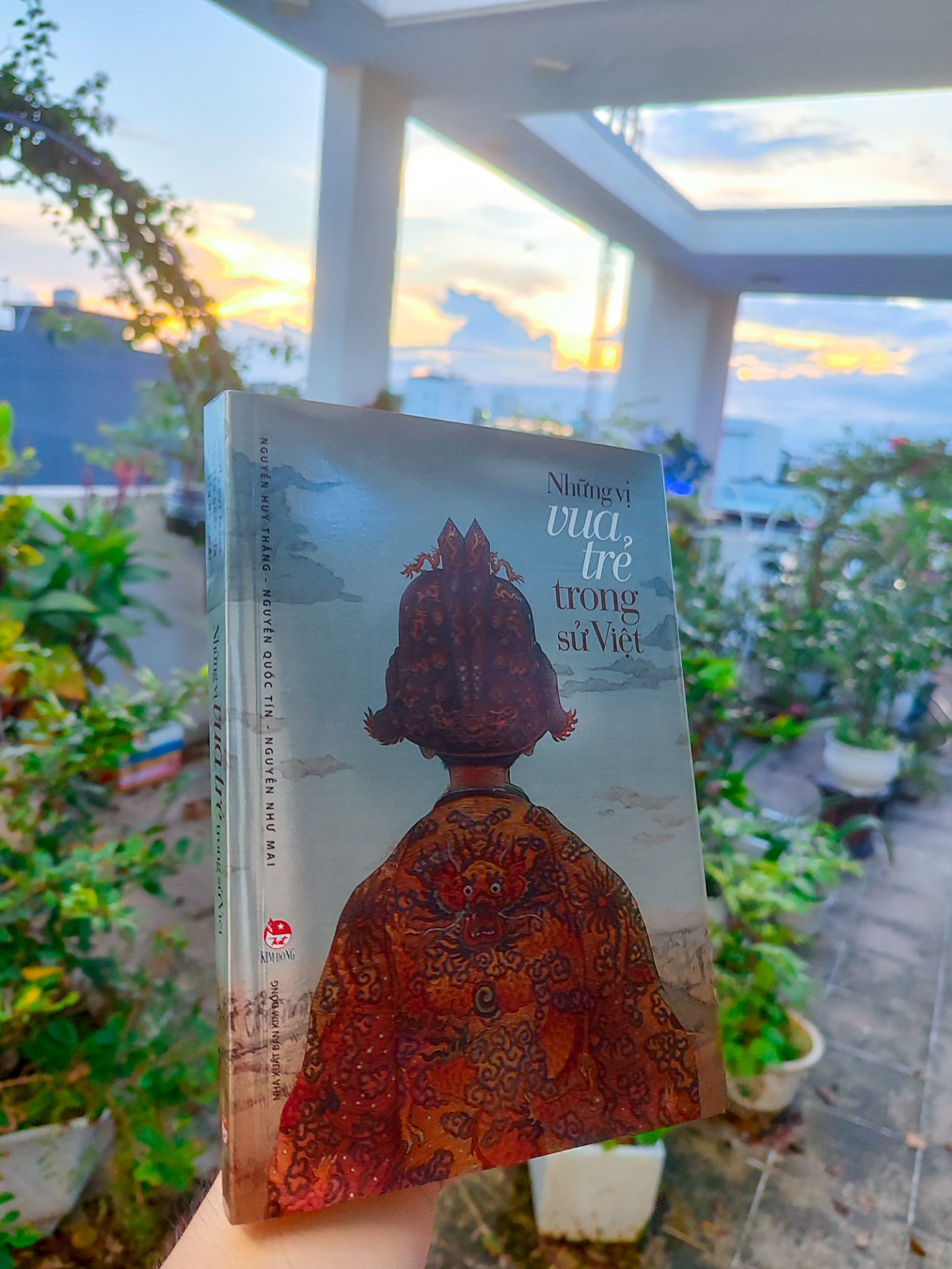 1 quyển sách (50k) chỉ thêm vào đơn hàng Tiki cho đủ đơn Freeship nhưng lại không ngờ lại hay hơn mức kỳ vọng. Truyện được viết với ngôn ngữ rất chau chuốt, dễ hiểu, lại còn được tranh minh họa rất đẹp.
Những chương mình thích nhất:
5. Lý Chiêu Hoàng nữ hoàng và vợ vua
4. Vệ vương Đinh Toàn
3. Vua Duy Tân và cuộc khởi nghĩa bất thành
2. Lê Thái Tông và vụ án Lệ Chi Viên
1. Bảo Đại Hoàng đế cuối cùng