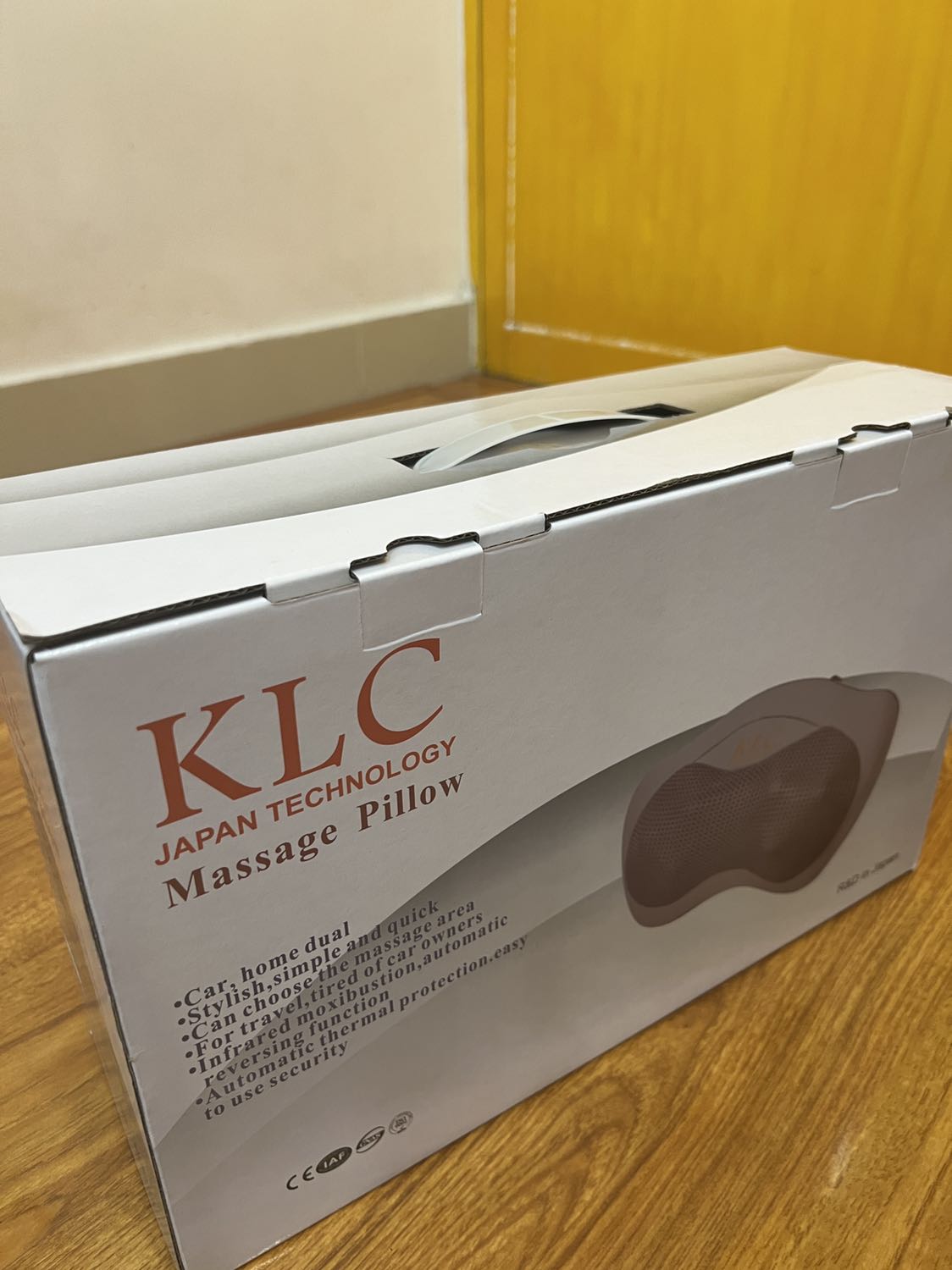 Sản phẩm đóng gói rất kĩ, chất liệu bằng da rất bền. Khác hẳn so với mong đợi của mình. Thấy công ty khá là uy tín. Sản phẩm còn có dây cắm với 1 dây không biết có tác dụng gì. Nhưng mà xài thấy rất ok và dễ chịu. Nếu có sử dụng sẽ ủng hộ shop tiếp