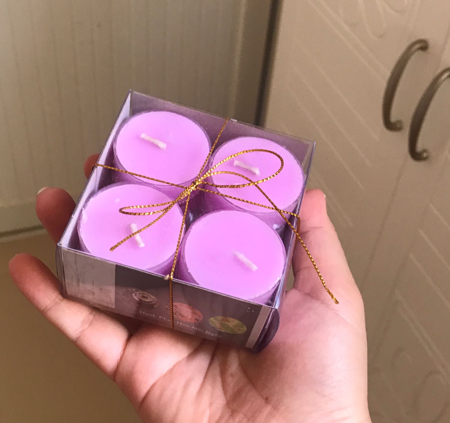 Vừa mở hộp đã ngửi được mùi thơm. Nhưng đốt lên không ngửi được mùi thơm cho lắm. Set 8 cái nhỏ cũng rất tiện lợi.