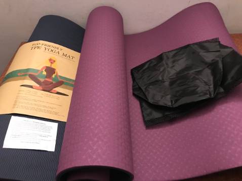 Giao hàng nhanh quá đặt hôm trước hôm sau đã giao hàng rồi
Hàng chuẩn mô tả nhé  mà rẻ quá đúng shop lớn chính hãng có khác bán không cần lãi . Hihi
-Không được chọn màu shop giao ngẫu nhiên mà cả đội mình đúng màu mình thích mới hay , thảm mới nhưng không hề có tý mùi nào, cả đội tập yoga rất ưng ý
- Vân chống trượt khá bám sàn . Mặt trên hoa văn đẹp thảm êm ai nặng cần thì lên mua loại 8mm của shop tập sẽ thoải mái hơn 
- Mua mấy lần của shop rồi lần nào cũng hài lòng . 
Mong shop có những sản phẩm tốt và dịch vụ chăm sóc khách hàng hơn nữa
Chúc shop làm ăn phát đạt ạ Giao hàng nhanh quá đặt hôm trước hôm sau đã giao hàng rồi
Hàng chuẩn mô tả nhé  mà rẻ quá đúng shop lớn chính hãng có khác bán không cần lãi . Hihi
-Không được chọn màu shop giao ngẫu nhiên mà cả đội mình đúng màu mình thích mới hay , thảm mới nhưng không hề có tý mùi nào, cả đội tập yoga rất ưng ý
- Vân chống trượt khá bám sàn . Mặt trên hoa văn đẹp thảm êm ai nặng cần thì lên mua loại 8mm của shop tập sẽ thoải mái hơn 
- Mua mấy lần của shop rồi lần nào cũng hài lòng . 
Mong shop có những sản phẩm tốt và dịch vụ chăm sóc khách hàng hơn nữa
Chúc shop làm ăn phát đạt ạ