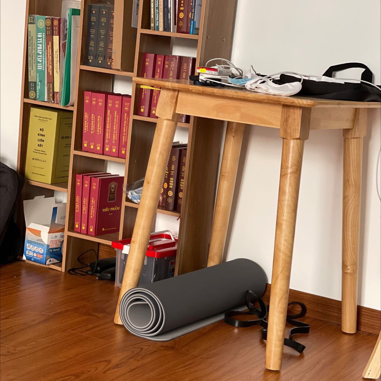 màu nhã nhặn, được tặng cái túi đựng và dây buộc yoga rất tiện
thảm dày, đàn hồi tốt, chống trượt khá tốt, dù mình tập các động tác khá là mạnh và nhanh
shop nhiệt tình tư vấn và chăm sóc chu đáo, chúc shop mua may bán tốt