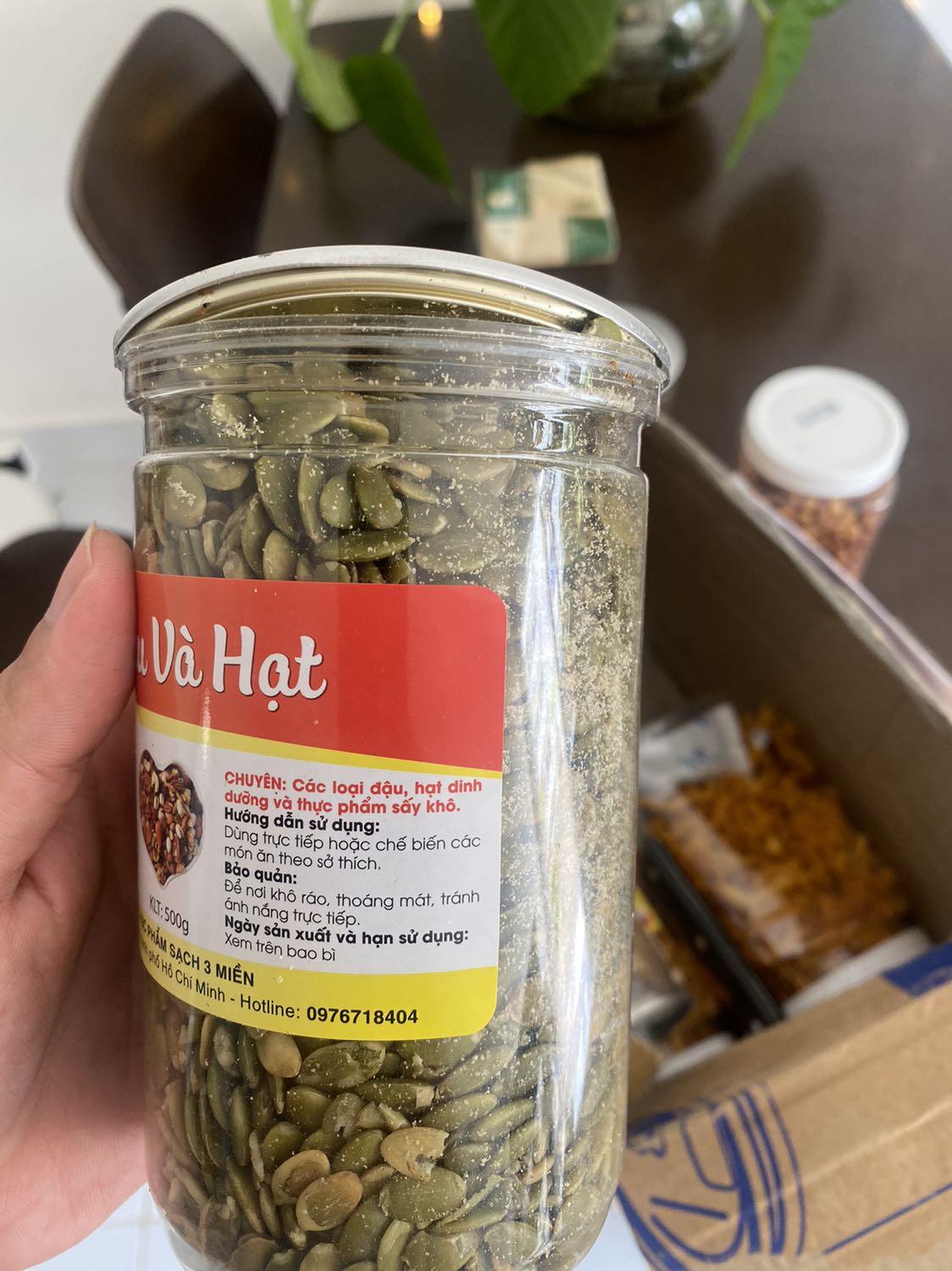 Hộp vỡ nắp đổ tùm lum, có kiến quá chừng