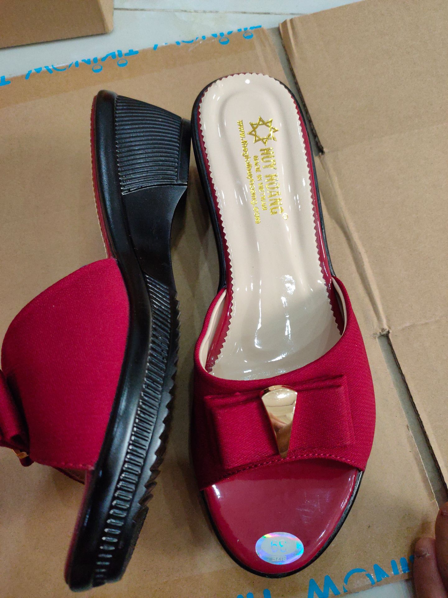 Dép đẹp... Giao hàng nhanh... Sản phẩm mua tặng thì rất thích hợp...