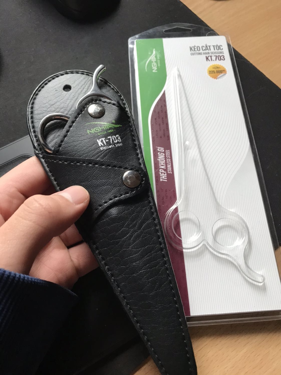 Kéo cầm rất vừa tay và gọn gàng (17cm). Có thể thời gian lưu kho lâu nên một số điểm bị xước nhưng không phải là vấn đề lớn. Đi kèm túi da PU rất tử tế và đẹp mắt.
5/5 Kéo cầm rất vừa tay và gọn gàng (17cm). Có thể thời gian lưu kho lâu nên một số điểm bị xước nhưng không phải là vấn đề lớn. Đi kèm túi da PU rất tử tế và đẹp mắt.
5/5