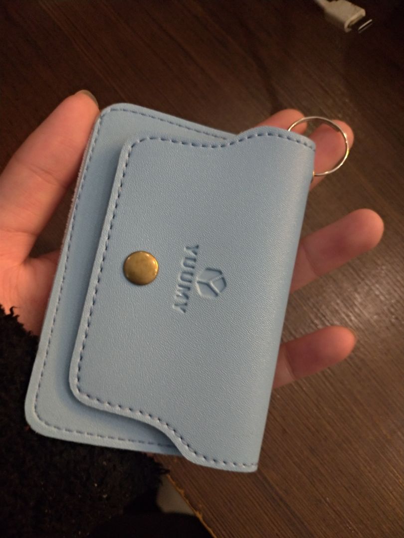dễ thương quá!!! ví nhỏ nhưng vẫn để vừa tờ tiền gấp đôi, da mịn và nút bấm chắc chắn! thích quá đi!!!! cảm ơn shop ạ!❤️