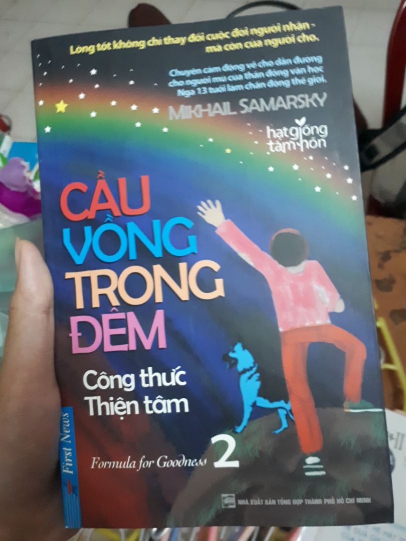 Mình đã đọc tập 1 xong và mình đang đọc tập 2, nội dung ý nghĩa và lôi cuốn. Giao hàng rất nhanh mà tội chị shipper quá, mình bận học nên bắt chị chạy qua chạy lại miết, rất nhiệt tình nên khá cảm động