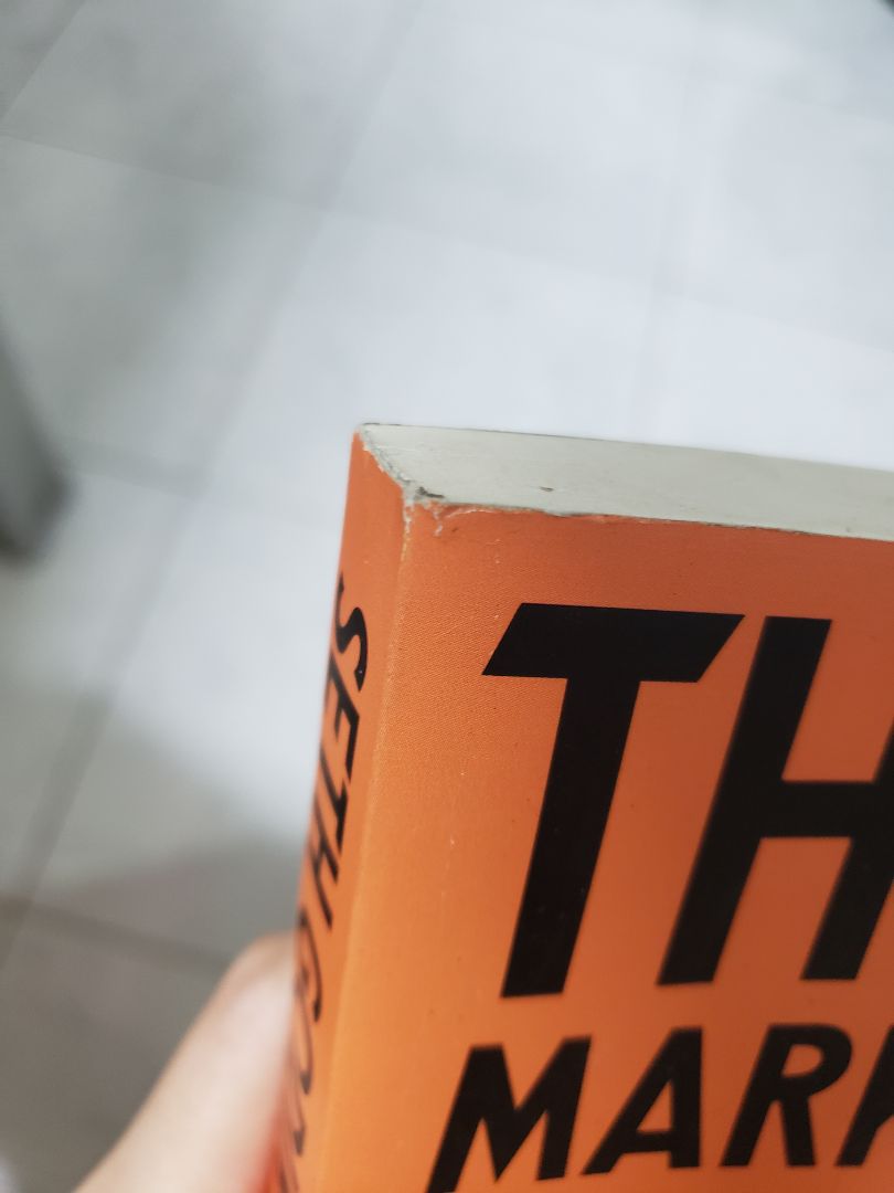 Không bàn tới nội dung vì mình rất thích tác giả Seth Godin và lối tư duy của ông. 
Tuy nhiên mình rất không hài lòng vì mình bỏ ra gần 300k để mua sách mới mà lúc khui hộp ra cuốn sách vừa quăn góc, vừa sờn mép, vừa rách bìa, vừa bụi bám vào trang sách và quan trọng là có 1 đường hằn ngay bìa, chứng tỏ có người mở ra xem luôn rồi.
Khách hàng mua sách mới với mong muốn mình là người đầu tiên mở nó ra xem, vậy mà Tiki giao cho tôi một cuốn sách trông như sách mua lại và có người đọc dùm tôi luôn rồi vậy??? 
Cảm thấy rất thiếu sự tôn trọng!

Đề nghị Tiki giao lại cho tôi 1 cuốn sách xứng đáng với số tiền tôi bỏ ra hơn!