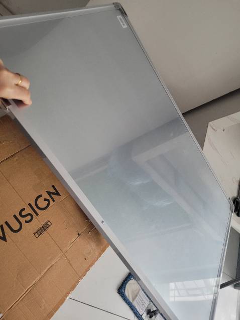 Giao hàng đúng hẹn, sản phẩm được bọc chắc chắn, nhiều lớp, bảng viết trơn, dễ xóa. Rẻ so với nhiều nơi mình xem trực tiếp. Có 1 vết xước nhỏ 1cm, viết hay bị dính mực k lau đc chỗ đó, nhưng k đáng kể. Cảm ơn tất cả đã giao đến tay mình sản phẩm ưng ý ạ!